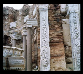 Pilastres à la basilique de Sévère